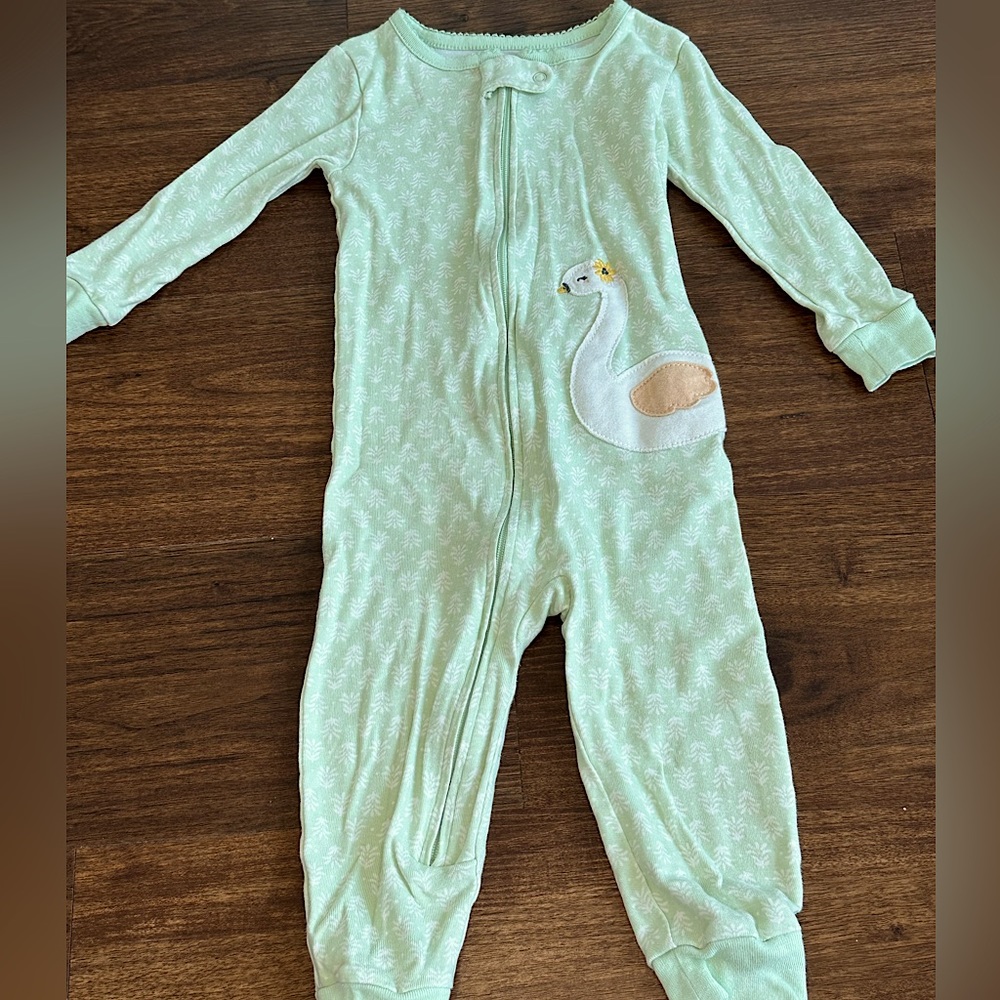 Carter’s Onepiece Swan pajama. Size 18 months.
